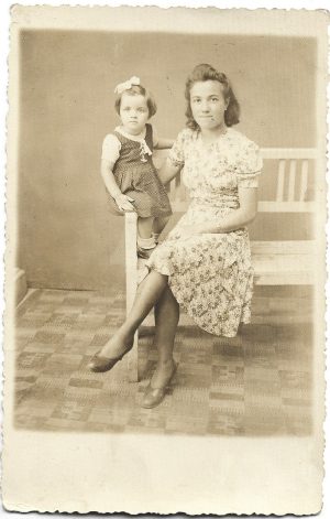 Femeie și fetiță, cca anii 1940