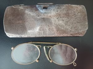 Pince-nez cu etui de front, din tablă, care au aparținut lui Moise Rișcuția, comandantul Gărzilor Naționale Române din Arad în anul 1918