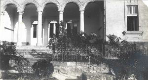 Intrarea castelului de la Ciucea al lui Octavian Goga la mijlocul anilor 1930