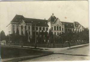Turda, Liceul Regele Ferdinand, carte poștală de la Editura Arieșul - Turda, circulată Câmpia Turzii- Ghelar, județul Hunedoara, 1930, timbru 3 lei Mihai cu supratipar 8 iunie 1930