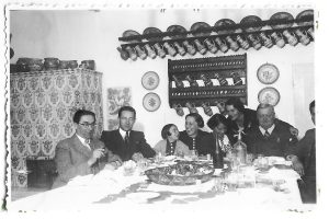 Veturia Goga cu prietenii săi intimi la castelul de la Ciucea, anii 1930