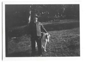 Octavian Goga cu ogarul său în curtea castelului de la Ciucea, anii 1930