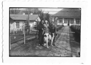 Veturia Goga cu ogarul său în curtea castelului de la Ciucea, anii 1930