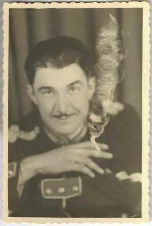 Ofițer român cu țigară, 1940, Craiova
