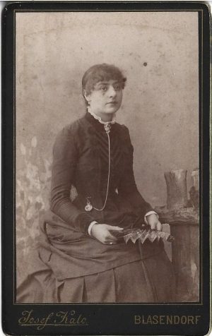 Femeie cu ceas și evantai, studio Josef Kato, Blasendorf/Blaj