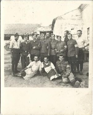 Soldați români și militar german cu panglica Crucii de Fier, Frontul de Est, Al Doilea Război Mondial