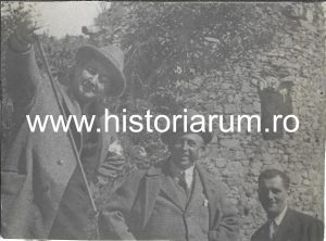 Octavian Goga și Alexandru Hodoș la cetatea Bologa, județul Cluj, anii 1930