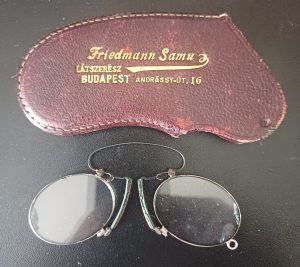 Pince-nez cu etui care au aparținut lui Moise Rișcuția, comandantul Gărzilor Naționale Române din Arad în anul 1918