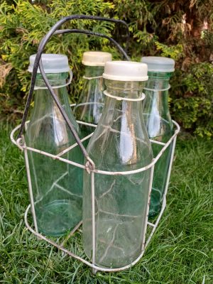 4 sticle românești cu capace din plastic, pentru lapte, cu coșul lor din sârmă, perioada comunistă