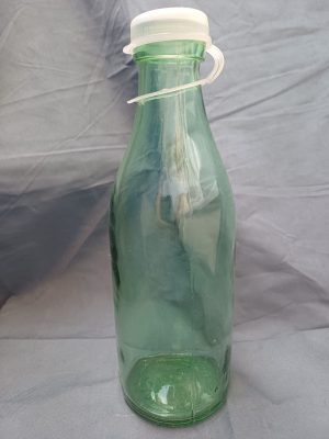 Sticlă românească pentru lapte, cu capac original din plastic, perioada comunistă