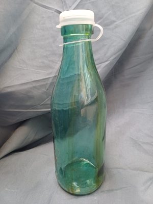Sticlă românească pentru lapte, cu capac original din plastic, perioada comunistă