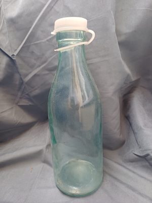 Sticlă românească pentru lapte, cu capac original din plastic, perioada comunistă
