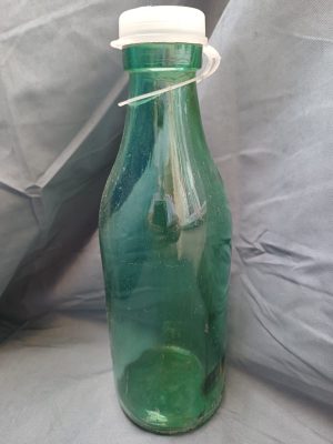 Sticlă românească pentru lapte, cu capac original din plastic, perioada comunistă