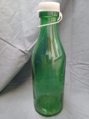 Sticlă românească pentru lapte, cu capac original din plastic, perioada comunistă
