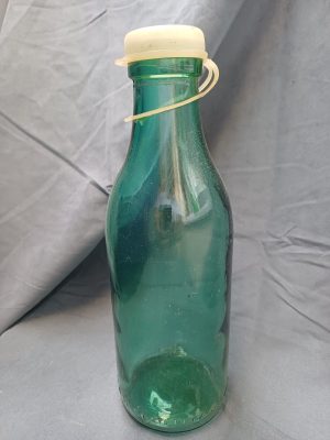 Sticlă românească pentru lapte, cu capac original din plastic, perioada comunistă