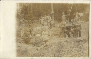 Turiști în pădure, fotografie din perioada interbelică