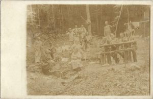 Turiști în pădure, fotografie din perioada interbelică