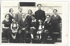 Fotografie de grup, cu preot, 1933, România