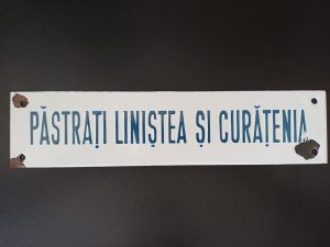 Tablă emailată Păstrați liniștea și curățenia, perioada comunistă
