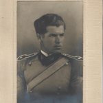 Fotografie de epocă cu sublocotenentul Emil P Sângeorzan în ținută de ceremonie a Batalionului 8 Vânători de Munte, anii 1930, realizată la atelierul Foto-Sport