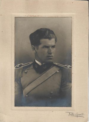 Fotografie de epocă cu sublocotenentul Emil P Sângeorzan în ținută de ceremonie a Batalionului 8 Vânători de Munte, anii 1930, realizată la atelierul Foto-Sport