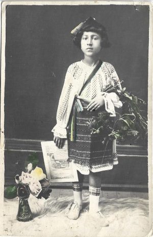 Fetiță premiantă, în port popular românesc, cu tricolor, coroniță și Bobocica, ediția din 1921 a volumului Elenei Farago