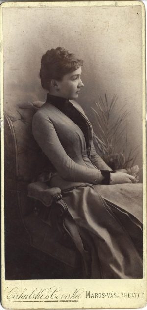 Tânără, studio Ciehukski és Csonka, Târgu Mureș