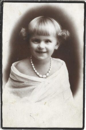 Portret de fetiță, studio Curticean, Arad, perioada interbelică