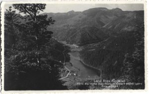 Lacul Roșu (Gyilkos) privit din vârful Țohardului - Cohárd tetöröl nézve, Foto Ambrus, carte poștală