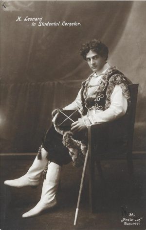 N Leonard în Studentul Cerșetor, carte poștală
