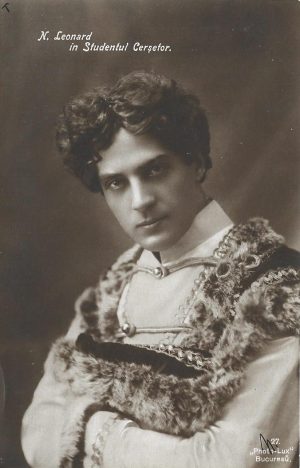 N Leonard în Studentul Cerșetor, carte poștală