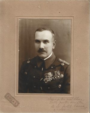 Maior român de cavalerie în ținută de ceremonie model 1923, decorat cu Steaua României, Coroana României, Sf Vladimir, Sf Ana și Sf Stanislas, 1930, studio Vulâh, Bălți, Basarabia