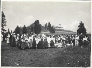 Țărani români în port popular și biserică, Fântânele, județul Bistrița-Năsăud, 1932