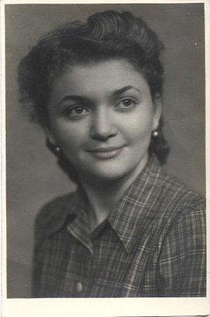 Portret de tânără, studio Gheorghiu, Călărași, perioada interbelică