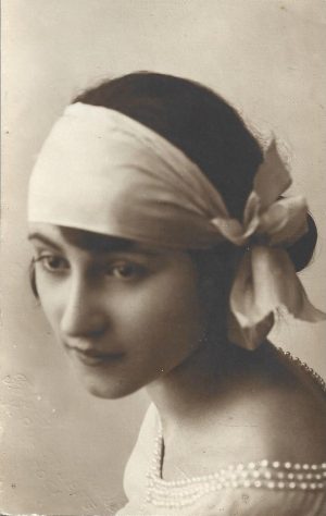 Portret de tânără, studio Rosenberg, Soroca, Basarabia, 1925