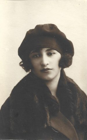 Portret de tânără, România, 1925