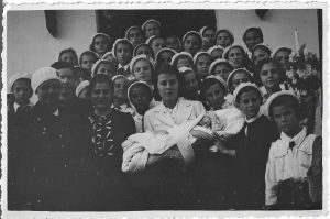 Fete din Straja Țării botează un copil sărac, 1939