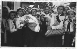 Fete din Straja Țării botează un copil sărac, 1939