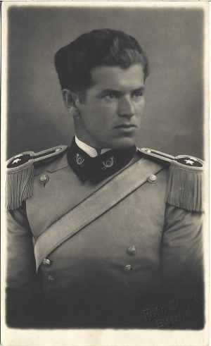 Locotenent Emil P Sângeorzan, Batalionul 8 Vânători de Munte din Bistrița, în uniformă de ceremonie, 1932, studio Foto Sport, Bistrița