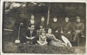 Preoții Brinzei și Erescu, preotul Teodor Petruc și căpitan Napoleon Franc cu familia, 1931, Vatra Dornei