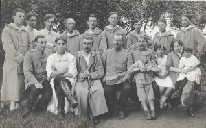 Ofițeri români din Serviciul Sanitar și pacienți, 25 august 1919