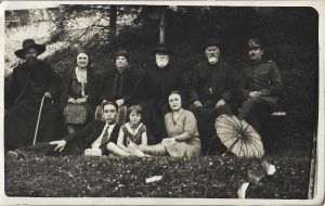 Preoții Brinzei și Erescu, preotul Teodor Petruc și căpitan Napoleon Franc cu familia, 1931, Vatra Dornei