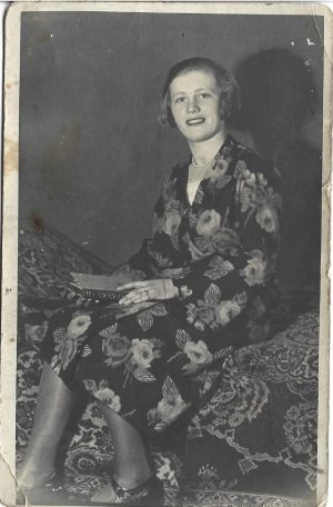Doamnă în vestimentație de interior, 1934