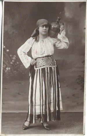 Femeie în port popular românesc, cu ulcior, studio Victor Gross, Galați, perioada interbelică