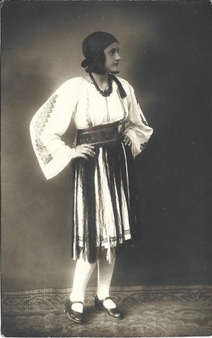 Femeie în port popular românesc, 1931