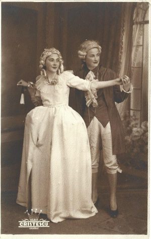 Femei în vestimentație de secol al XVIII-lea, 1939, studio Select Cristescu, Călărași