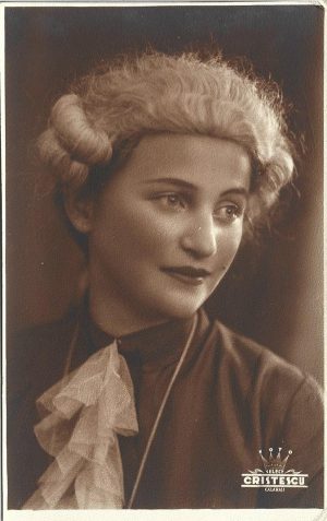 Femeie în haine bărbătești de secol al XVIII-lea, 1939, studio Select Cristescu, Călărași