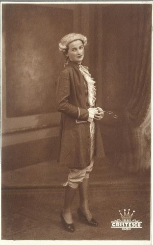 Femeie în haine bărbătești de secol al XVIII-lea, cu lornion, 1939, studio Select Cristescu, Călărași