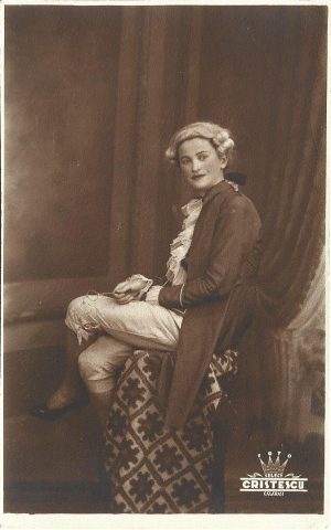 Femeie în haine bărbătești de secol al XVIII-lea, 1939, studio Select Cristescu, Călărași