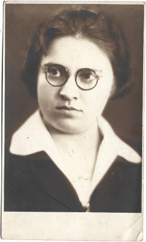 Portret de femeie cu ochelari rotunzi cu ramă din baga, studio Fábián, Timișoara